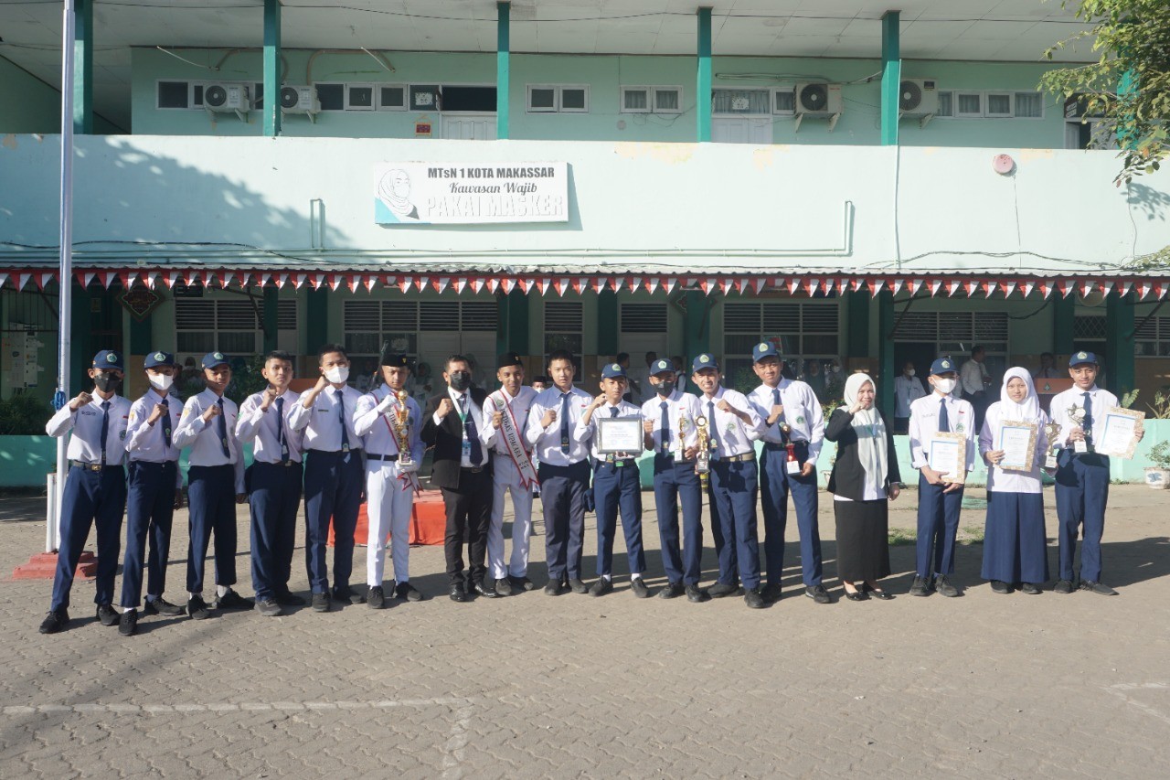 MTsN 1 Kota Makassar Melaksanakan Upacara Bendera Sekaligus Pemberian Penghargaan Kepada Siswa Berprestasi dalam Berbagai Ajang Lomba