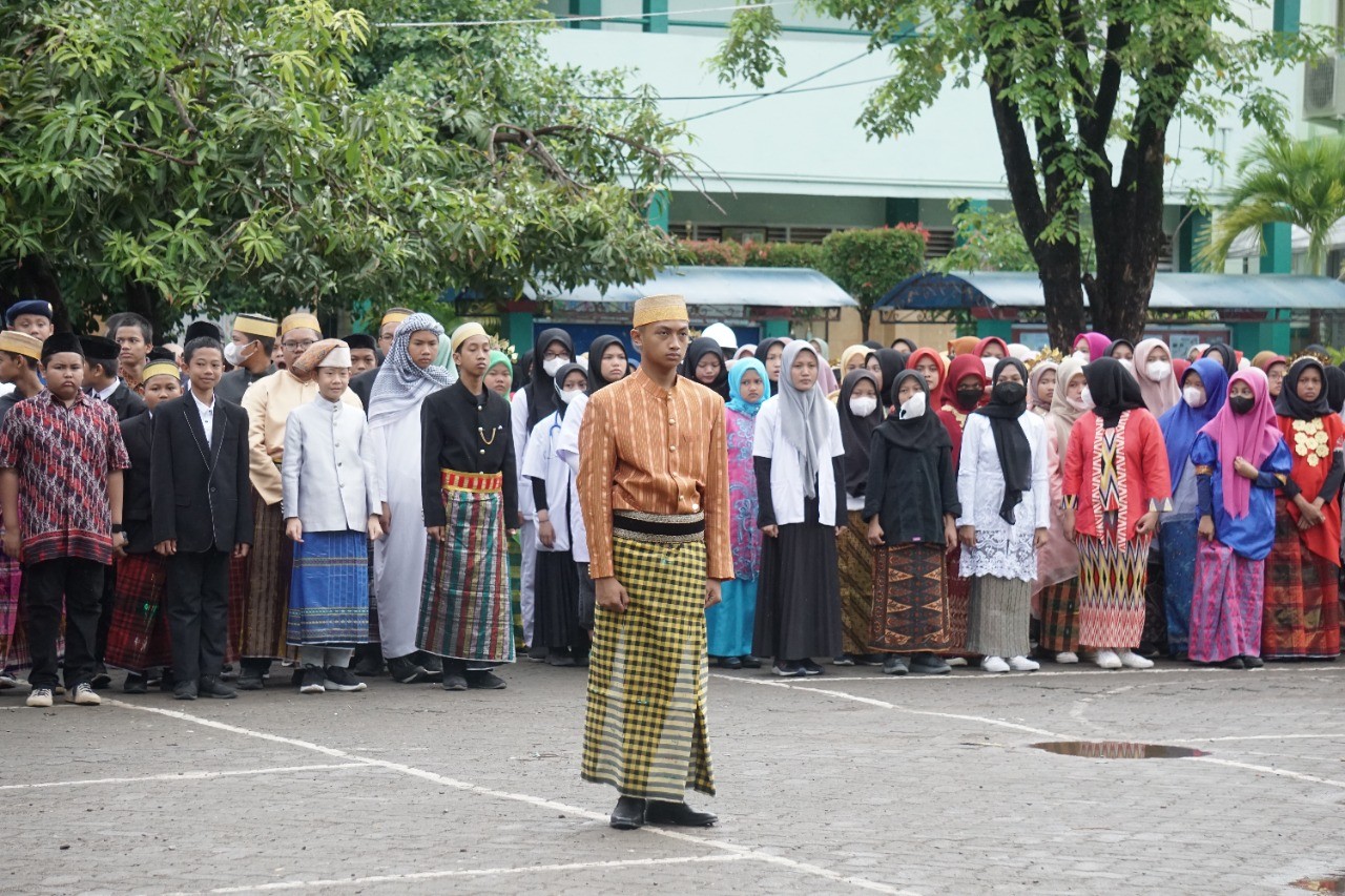 MTsN 1 Kota Makassar Melaksanakan Upacara Pengibaran Bendera Merah Putih dalam Rangka Memperingati Hari Sumpah Pemuda Tahun 2022