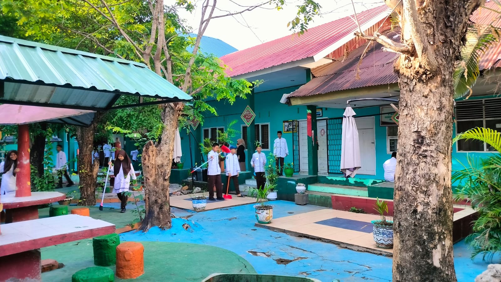 MTsN 1 Kota Makassar Gelar Kerja Bakti sebagai Bagian dari Kurikulum Berbasis Cinta
