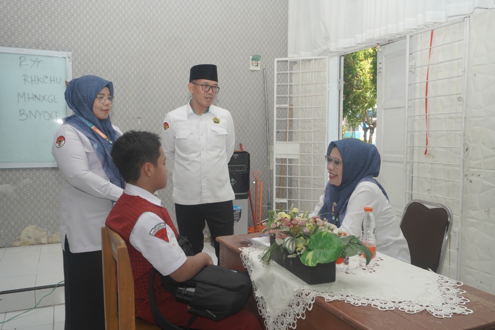 Pastikan Standar Terjaga, Kabid Penmad Kemenag Sulsel Monitoring Tes Qiraah dan Wawancara di MTsN 1 Makassar