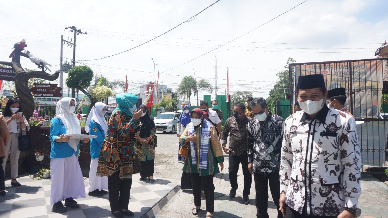 Asisten Deputi Perlindungan Anak Kondisi Khusus Kemen PPPA dan Fasilitator Nasional Berkunjung ke MTsN 1 Kota Makassar