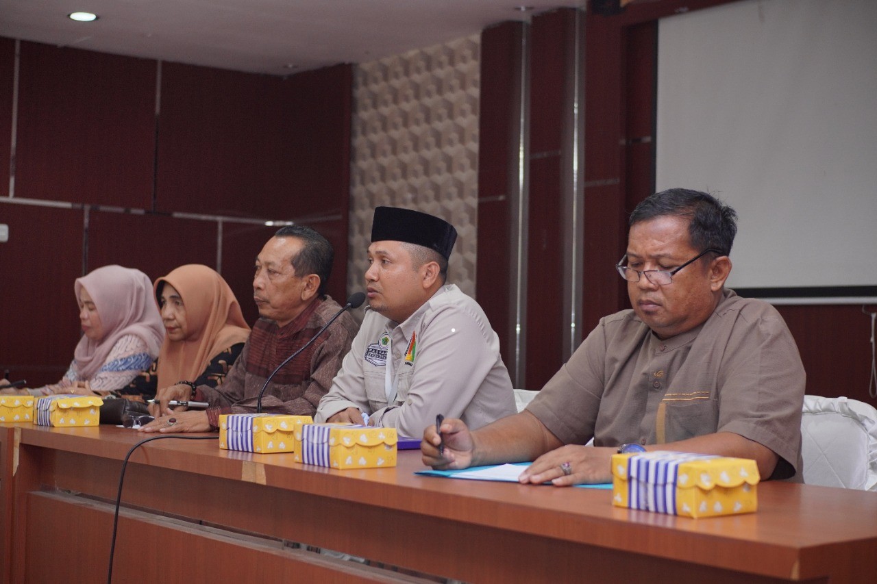 Kepala Madrasah Bersama Seluruh Guru dan Pegawai MTsN 1 Kota Makassar Melaksanakan Rapat Rutin dengan Agenda Evaluasi Kinerja 2022, Himbauan Kepala Madrasah Guru Itu Harus Modis (Moderat, Disiplin dan Santun)