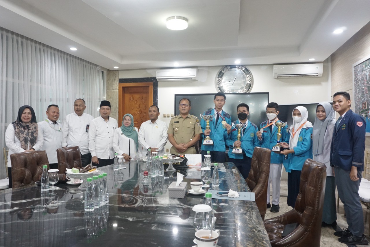 Kakankemenag Bersama Kepala Madrasah dan Rombongan Tim Robotik MTsN 1 Kota Makassar Melakukan Audiensi ke Rumah Pribadi Walikota Makassar