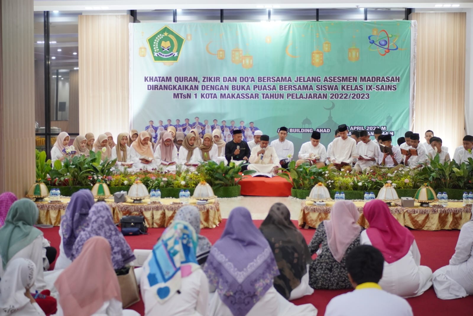 Kelas Berkarakter IX. Sains MTsN 1 Kota Makassar Mengadakan Khataman Quran, Zikir dan Doa Bersama Jelang Assesmen Madrasah, Dirangkaikan dengan Acara Buka Puasa Bersama 