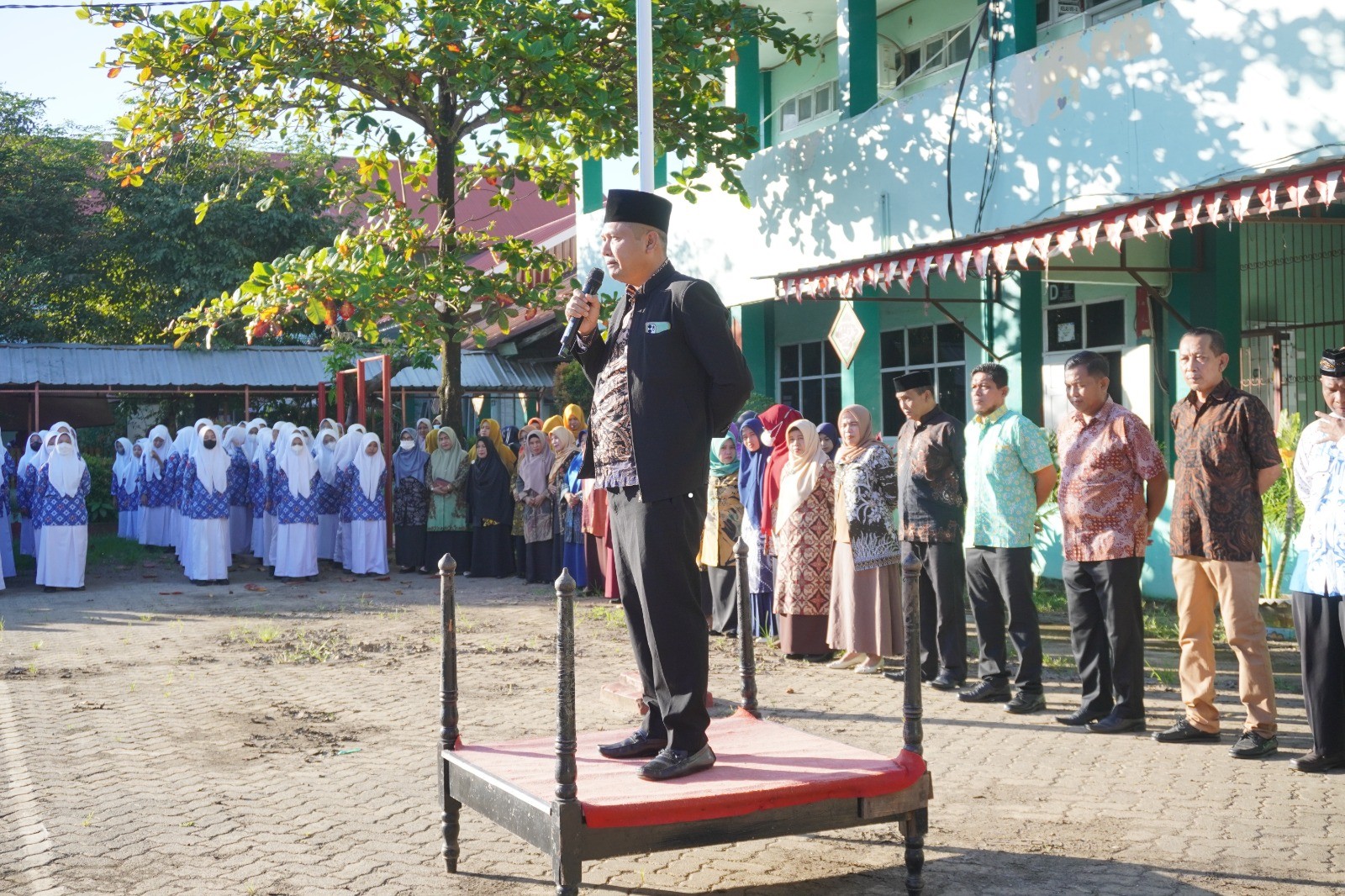 Seluruh Guru dan Pegawai Bersama Seluruh Siswa  MTsN 1 Kota Makassar Mengikuti Apel Pagi dan Halal Bihalal Pasca Cuti Bersama Lebaran Idul Fitri 1444 H 